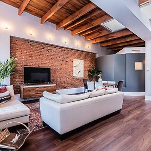 https://family-friendly-3-bedroom-beauty-in-le-plateau-by-denstays.hotels-in-montreal.org